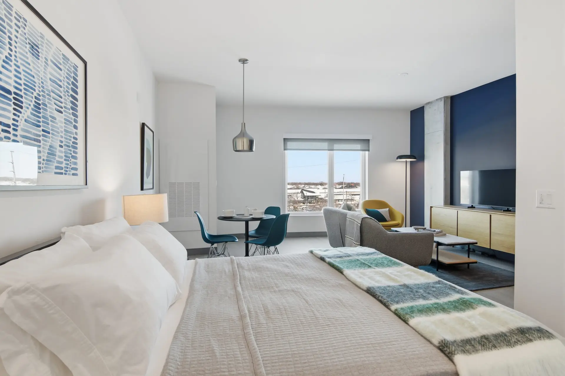 Discover our cozy studio apartments, ranging from 500 to 700 SF. Small-scale residences with full amenities, checking all your boxes.